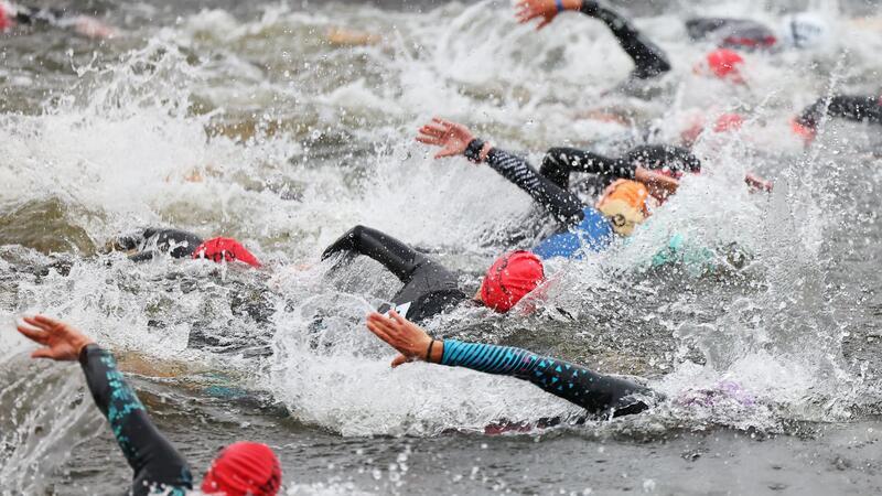 Triathlon: Challenge Roth. Athleten starten während der Schwimmetappe beim Datev Challenge Roth. (zu dpa: «Bilder des Tages»)