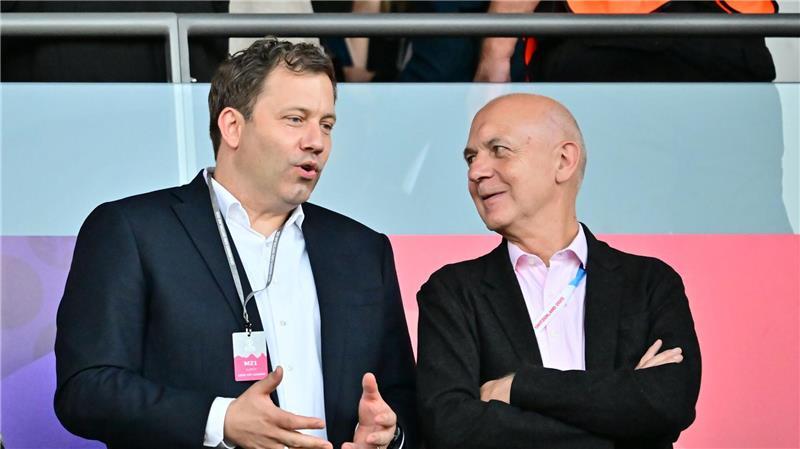„Liegen am Boden“: DFB-Frauen von Schweden vorgeführt Tribünengäste im Letzigrund: Vizekanzler Lars Klingbeil (SPD) und DFB-Präsident Bernd Neuendorf.