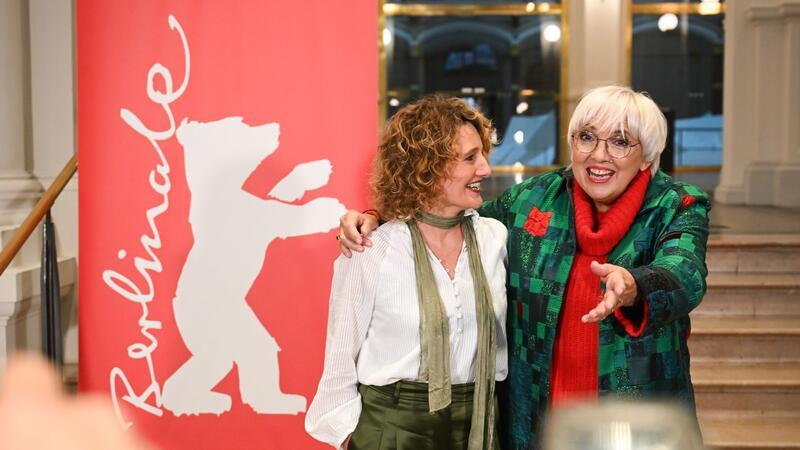 Tricia Tuttle wird neue Berlinale-Leiterin Tricia Tuttle (l) steht nach ihrer Vorstellung als neue Leiterin der Berlinale neben der Staatsministerin für Kultur und Medien, Claudia Roth.