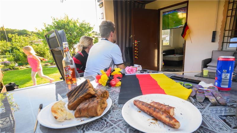 WM zu Hause gucken: So vermeiden Sie Verzögerungen und Bildprobleme Trick 17: Wenn es rund um den Anstoß draußen noch zu hell ist, empfiehlt sich ein schattiges Plätzchen für Leinwand oder Fernseher - während man selbst in der Nähe des Grills bleiben kann.