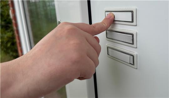 Trickbetrüger geben sich an der Haustür oft als Spendensammler oder Handwerker aus (Symbolbild).