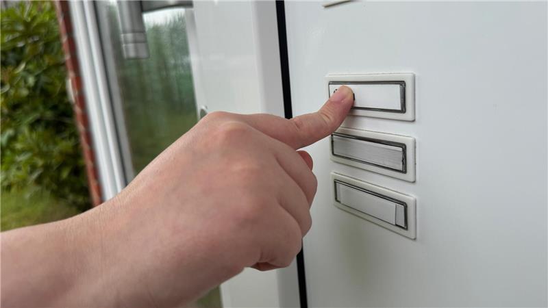 Trickbetrüger geben sie an der Haustür oft als Spendensammler oder Handwerker aus.