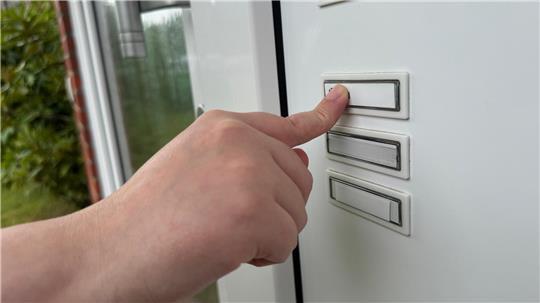 Trickbetrüger geben sie an der Haustür oft als Spendensammler oder Handwerker aus.