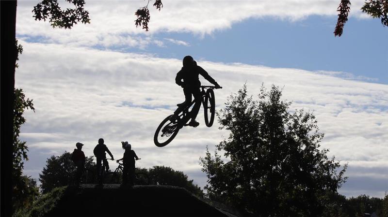 Dirtpark in Stade eröffnet: Adrenalin-Kick bei den Tricks in der Luft Tricksprünge bekamen die Zuschauer der Dirtpark-Einweihung zu sehen. Auf dem neuen Areal am Cheruskerweg trainieren die Dirtbiker.