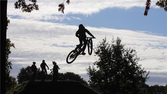 Tricksprünge bekamen die Zuschauer der Dirtpark-Einweihung zu sehen. Auf dem neuen Areal am Cheruskerweg trainieren die Dirtbiker.