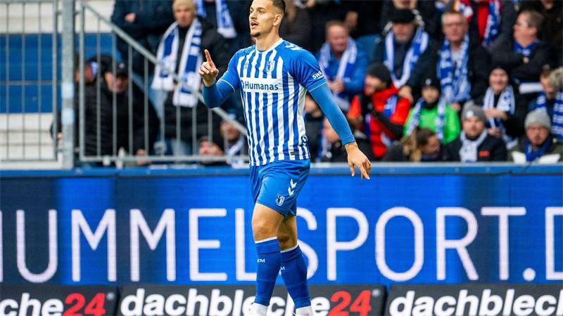 Trifft doppelt vom Elfmeterpunkt: Magdeburgs Mateusz Zukowski.