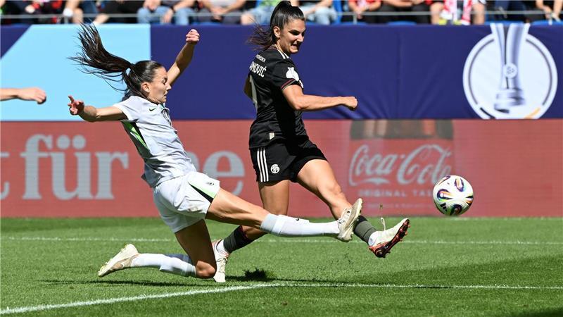 „Extrem schön“: Oberdorf-Comeback bei Bayerns Supercup-Sieg Trifft in dieser Szene zum 2:0: FCB-Stürmerin Jovana Damnjanovic (r). Wolfsburgs Joelle Wedemeyer kommt zu spät.