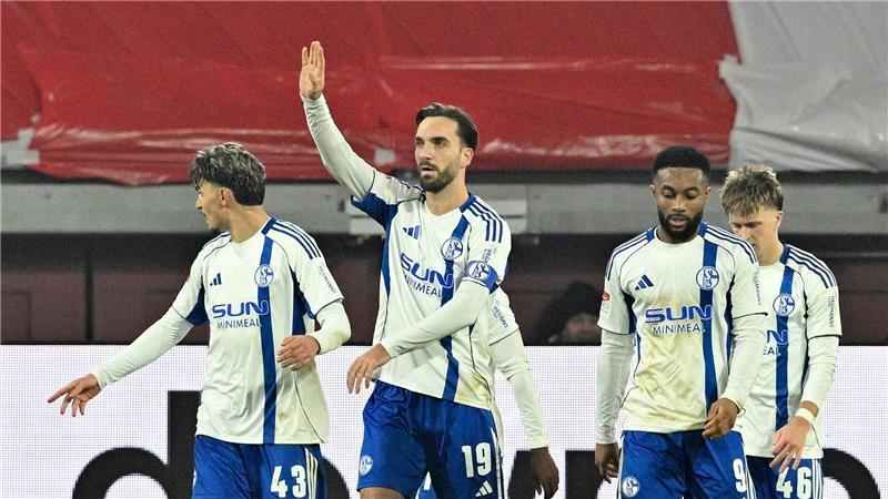 Trifft in seinem 100. Pflichtspiel für Schalke: Kenan Karaman (M).