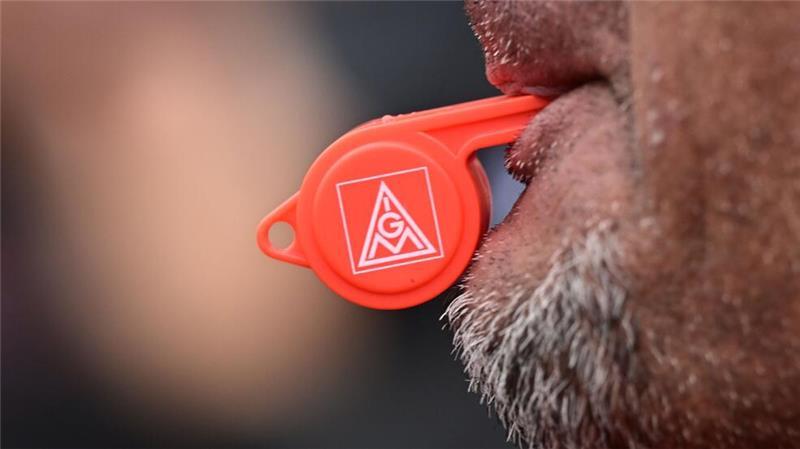 Metall-Tarifrunde geht in die heiße Phase Trillerpfeifen gehören bei Warnstreiks dazu.