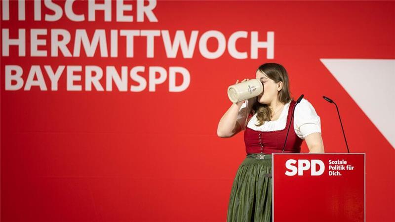 Trinken auf der Bühne - Bayern-SPD hält mit
