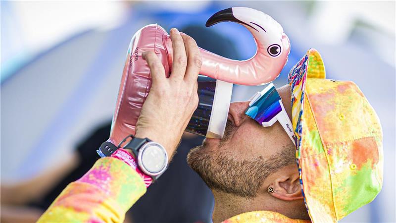 Nach Gewitter-Zwangspause: Hurricane-Festival geht weiter Trinken, trinken: Ein Festivalbesucher trinkt Bier auf dem Zeltplatz vom Hurricane Festival.