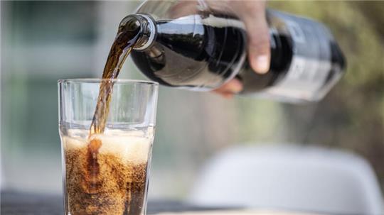 Trinken wir Getränke mit Kohlensäure, gelangt Luft in den Magen. Und die muss wieder heraus. 