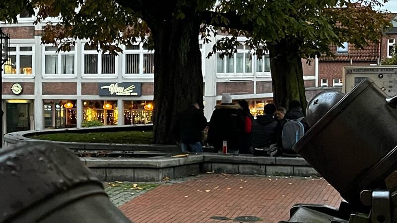 Gruppe trinkender Menschen unter der Kastanie beim Zeughaus am Stader Pferdemarkt.