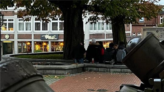 Gruppe trinkender Menschen unter der Kastanie beim Zeughaus am Stader Pferdemarkt.
