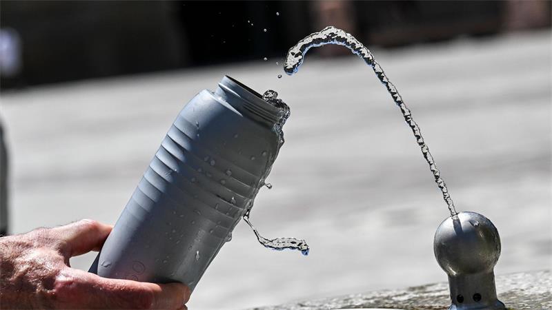 Hitze in Deutschland - Purzeln bald die Temperaturrekorde? Trinkwasser steht derzeit hoch im Kurs.