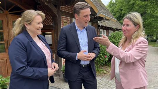 Trio aus dem Landtag (von links) auf der Stader Insel: Melanie Reinecke, Sebastian Lechner und Birgit Butter. Lechner kritisiert den Ministerpräsidenten scharf.