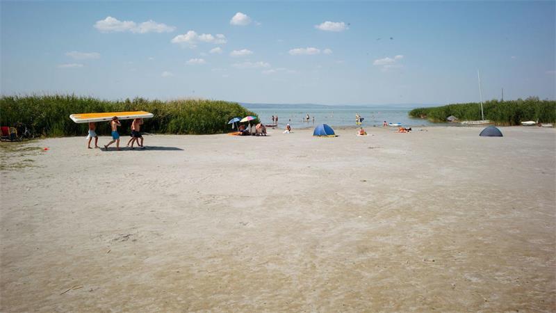 Trockenheit legt Seeboden am Balaton frei