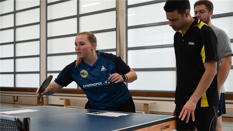 Tischtennis kämpft im Kreis Stade - So soll der Sport wieder wachsen Trockenübungen an den Tischtennisplatten.