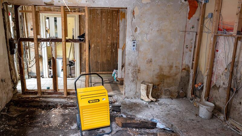 So schützen Sie Ihr Haus vor Starkregen Trocknungsgeräte kann man sich im Baumarkt ausleihen.