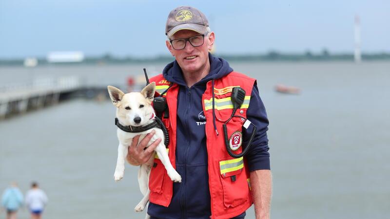 Drochterser DLRG rettet Leben, wo andere Urlaub machen Tröstehund Sunny und Herrchen Thorsten Braack. Der Jack-Russell-Dackel-Mischling kommt zum Einsatz, wenn Kinder sich verletzen.