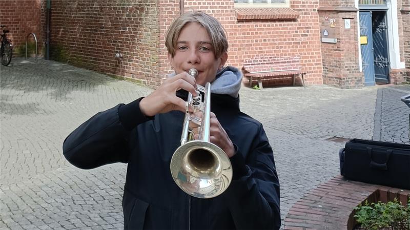 Ansgar Rauhaus (14) ist der neue Trompeter von St. Cosmae Trompeter Ansgar Rauhaus steigt am Freitagabend wieder auf den Turm der St.-Cosmae-Kirche und gibt ein kleines Konzert. Foto: Bisping
