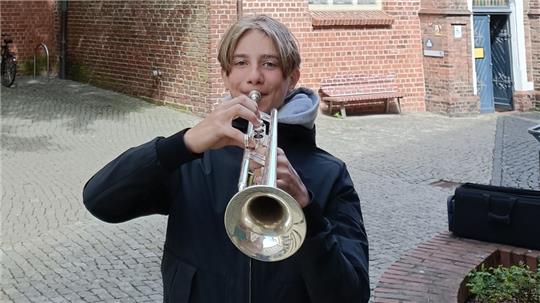 Trompeter Ansgar Rauhaus steigt am Freitagabend wieder auf den Turm der St.-Cosmae-Kirche und gibt ein kleines Konzert. Foto: Bisping