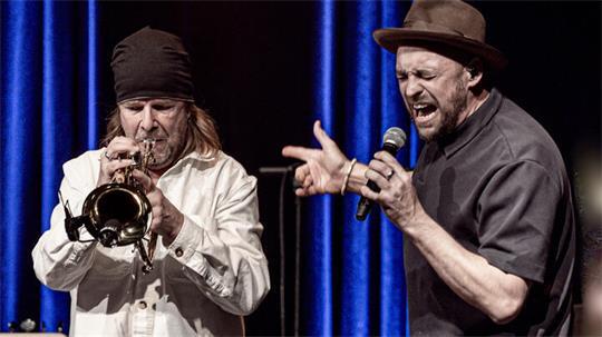 Trompeter Rüdiger Baldauf bringt „Trumpet Night“ mit Soul- und Popstar Max Mutzke beim Holk Kulturfestival auf die Bühne im Stadeum.