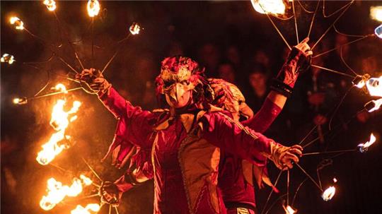 Tropennacht im Wingster Waldzoo: Flammenvögel bei der Feuershow.