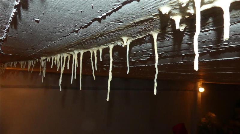 Tropfsteinhöhlen-Flair im Kriechkeller des Hallenbads.