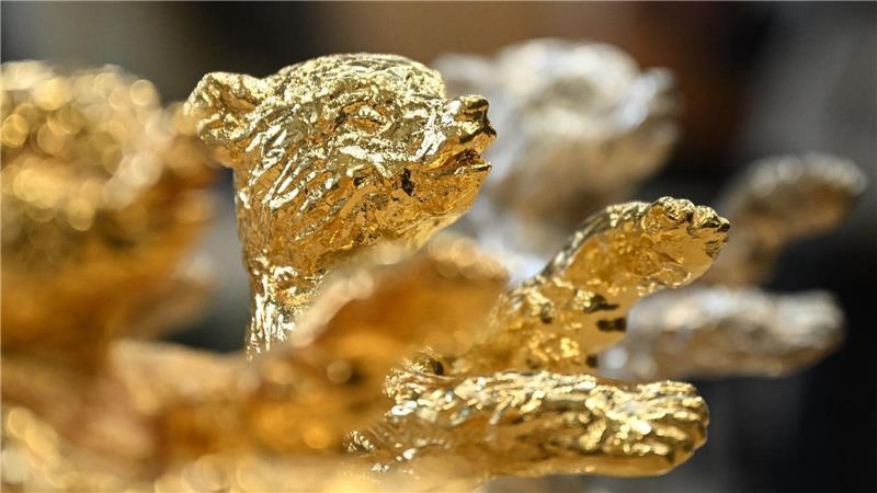Trophäen stehen während eines Pressetermins zu der Produktion der Berlinale Bären in der Bildgießerei Hermann Noack. Die Berlinale 2026 findet vom 12. bis 22. Februar statt.