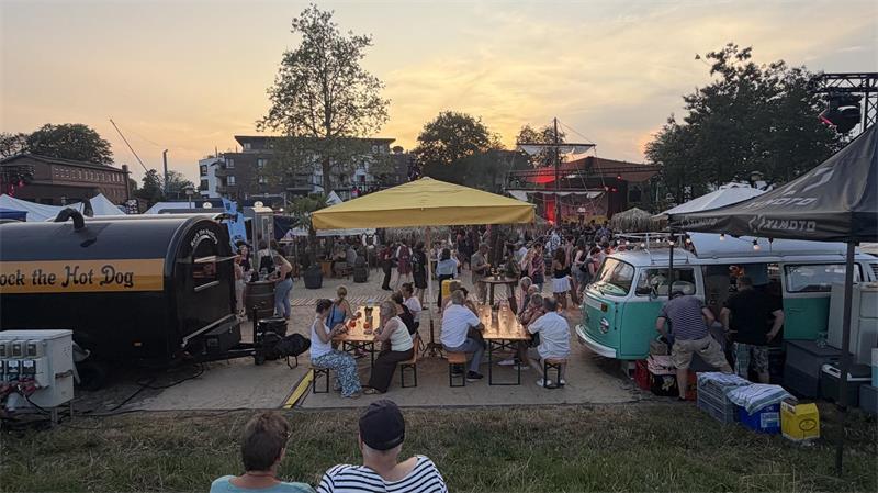 Auf der Suche nach Abkühlung: So erlebt der Kreis Stade das Hitze-Wochenende Tropische Temperaturen in den Abendstunden beim Hanse-Ahoi-Fest in Buxtehude.