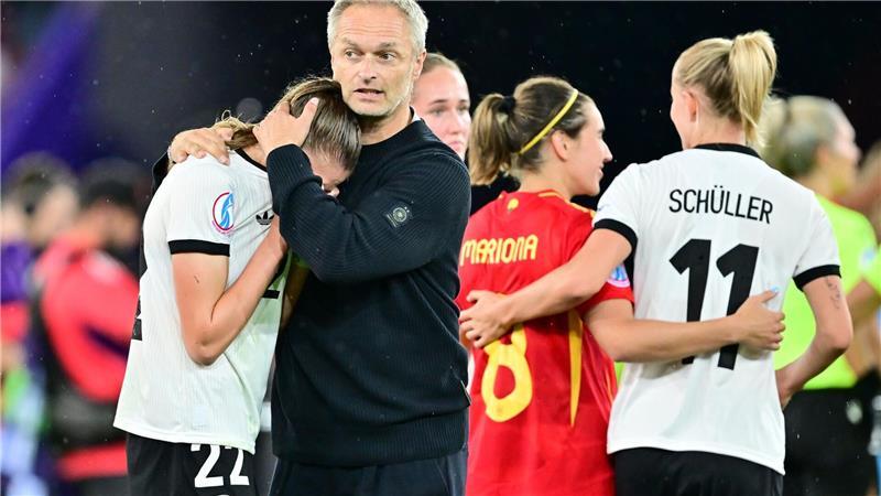 „Einfach nur Enttäuschung“: DFB-Frauen unterliegen Spanien Trost für seine Spielerinnen: Bundestrainer Christian Wück.
