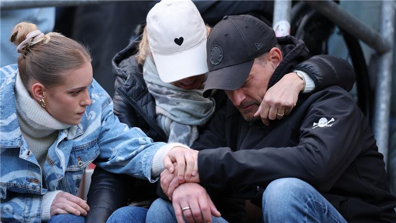 Trost von der Familie: St. Paulis Trainer Alexander Blessin.