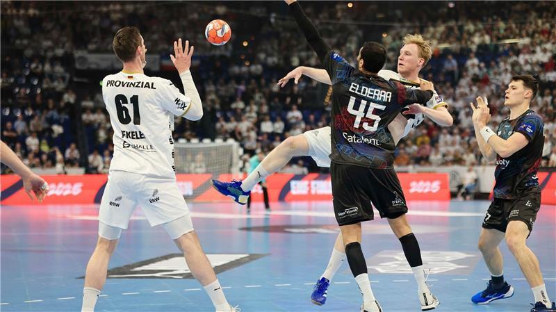 Trotz Bedrängnis spielt Eric Johansson den Ball auf seinen Kieler Mitspieler Hendrik Pekeler (l).