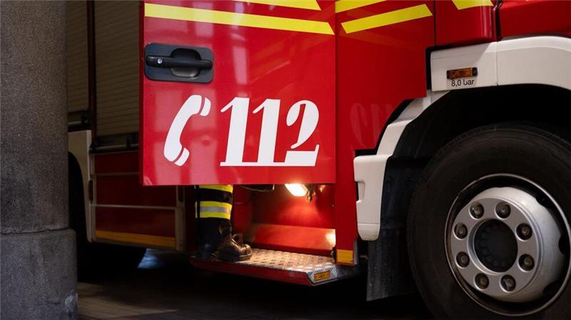 A1 bei Hollenstedt: BMW gerät während der Fahrt in Brand und rammt Lkw Trotz Eingreifens der Feuerwehr brannte der BMW vollständig aus.