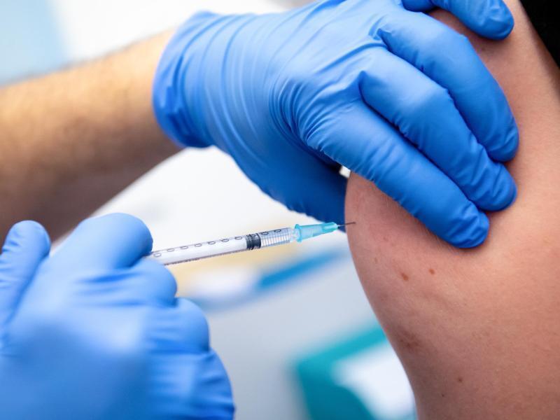 Trotz Fortschritten bei der Impfkampagne rechnet das RKI nicht mit einer baldigen Ausrottung des Coronavirus. Foto: Sven Hoppe/dpa/Symbolbild