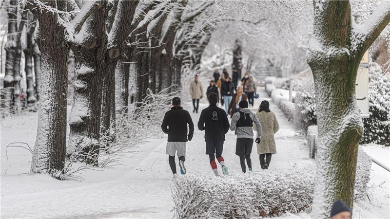 Trotz Glätte und Frost genießen viele Menschen den Wintereinbruch in Hamburg.