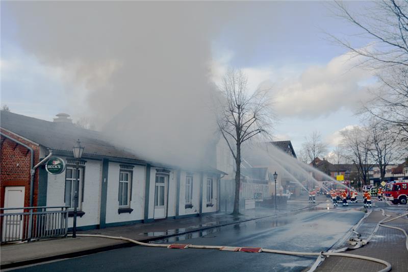 Trotz Großaufgebot der Feuerwehr brannte das Haus vollständig ab. Foto: Polizei Rotenburg