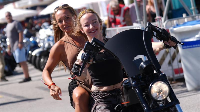 Trotz Hitze haben Teilnehmerinnen der Hamburg Harley Days ihren Spaß.