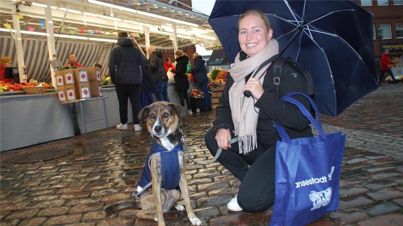 Warum Kunden auf dem Stader Wochenmarkt einkaufen Trotz Hundewetter unterwegs auf dem Stader Wochenmarkt: Carina Meyer vom Stade Marketing und Tourismus mit Hündin Leila.