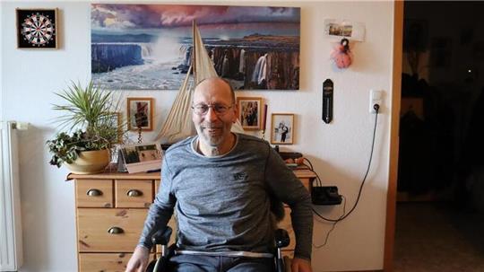Trotz Multipler Sklerose lebt Dirk Naber (59) seit Jahren allein in seiner Wohnung - aufgeben ist für ihn keine Option.