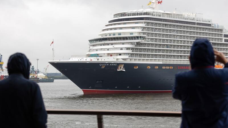 Kreuzfahrtschiff „Queen Anne“ läuft erstmals in Hamburg ein Trotz Schmuddelwetters lassen es sich Schaulustige nicht nehmen, das neue Kreuzfahrtschiff „Queen Anne“ beim ersten Anlauf in Hamburg zu begrüßen