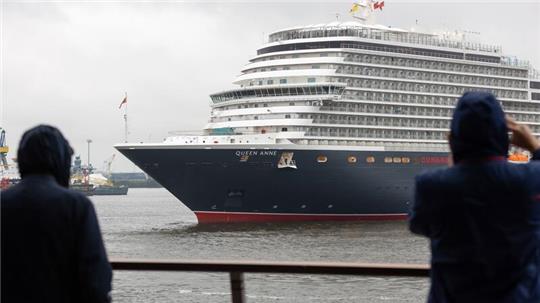 Trotz Schmuddelwetters lassen es sich Schaulustige nicht nehmen, das neue Kreuzfahrtschiff „Queen Anne“ beim ersten Anlauf in Hamburg zu begrüßen