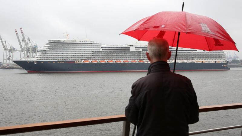Kreuzfahrtschiff „Queen Anne“ läuft erstmals in Hamburg ein Trotz Schmuddelwetters lassen es sich Schaulustige nicht nehmen, das neue Kreuzfahrtschiff „Queen Anne“ beim ersten Anlauf in Hamburg zu begrüßen