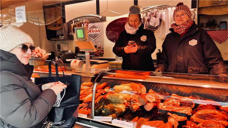 Trotz Schneematsch am Pferdemarkt: Janina Funke und Petras Bull (rechts) von Fleischerei Hess in Cadenberge haben viel Kundschaft.