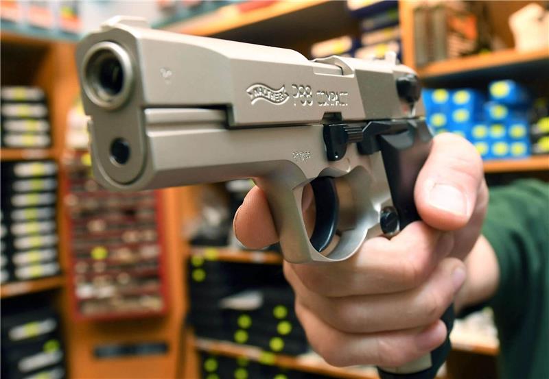 Raubüberfall mit Schusswaffe auf Eiscafé in Neu Wulmstorf Trotz Sofortfahndung konnte der Täter am Sonnabendabend entkommen. Symbolfoto: dpa