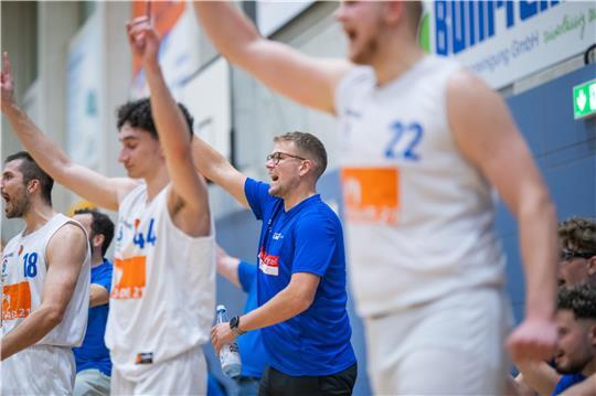 Trotz Verletzung mittendrin: Robert Heise (Brille) bejubelt den Buzzerbeater von Daniel Selck.