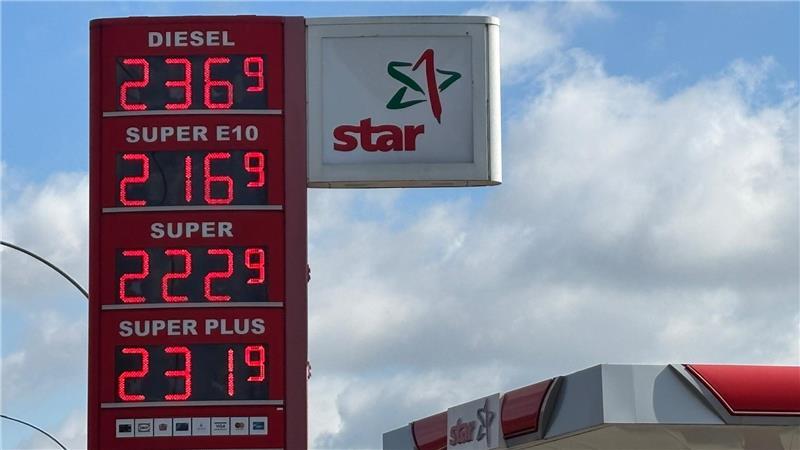Trotz Waffenruhe am Persischen Golf bleiben Diesel und Benzin teuer. Das Bild zeigt die Preise der Star-Tankstelle an der Freiburger Straße am Dienstag, 14. April, um 12.08 Uhr.