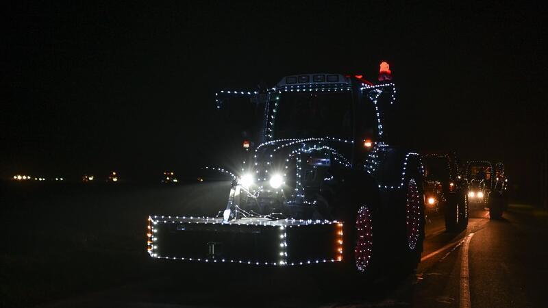 Trotz Weihnachtsbeleuchtung am Trecker hat ein Autofahrer im Landkreis Celle die Landmaschine übersehen - es kam zu einem Zusammenstoß. (Symbolbild)