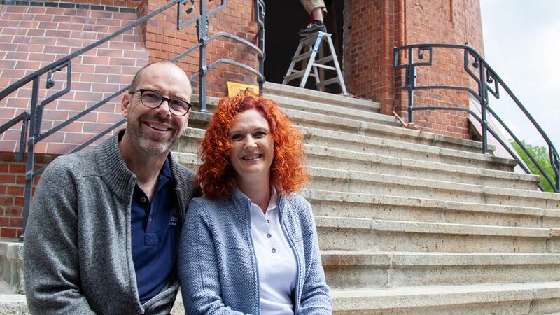 Trotz aller Arbeit: Mirabelle und Alain Caboussat sind überwältigt vom Ansturm ihrer Kunden aufs Café im Cuxhavener Wasserturm.